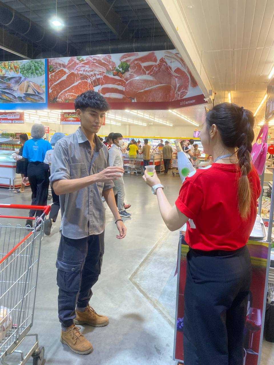 SPY Sparkle Fruit Revolutionizing FMCG Distribution with Da Houg Heng at Makro Cambodia - Image 25